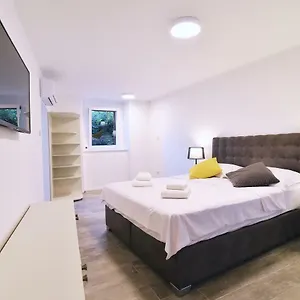 Pia Volosko, Opatija